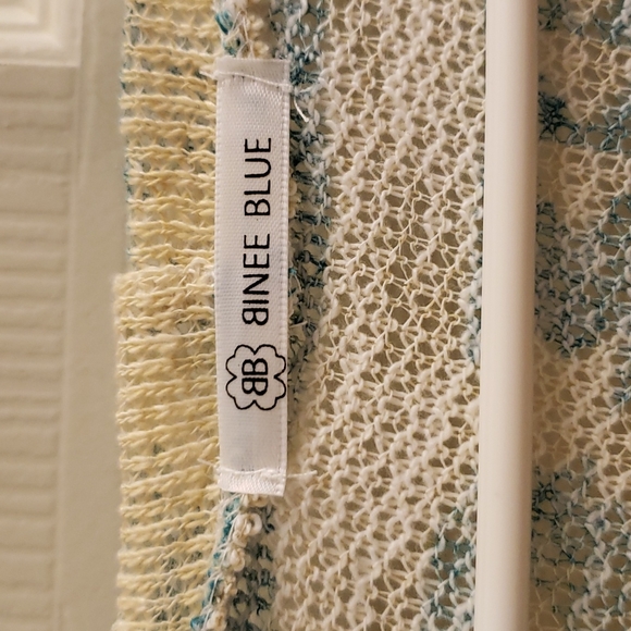 Aztec print turquoise and cream color top, Sise Small - Picture 3 of 6